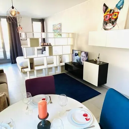Large Studio In Center W Terrace.1min Walk To Tram - Cosy Apartment *
